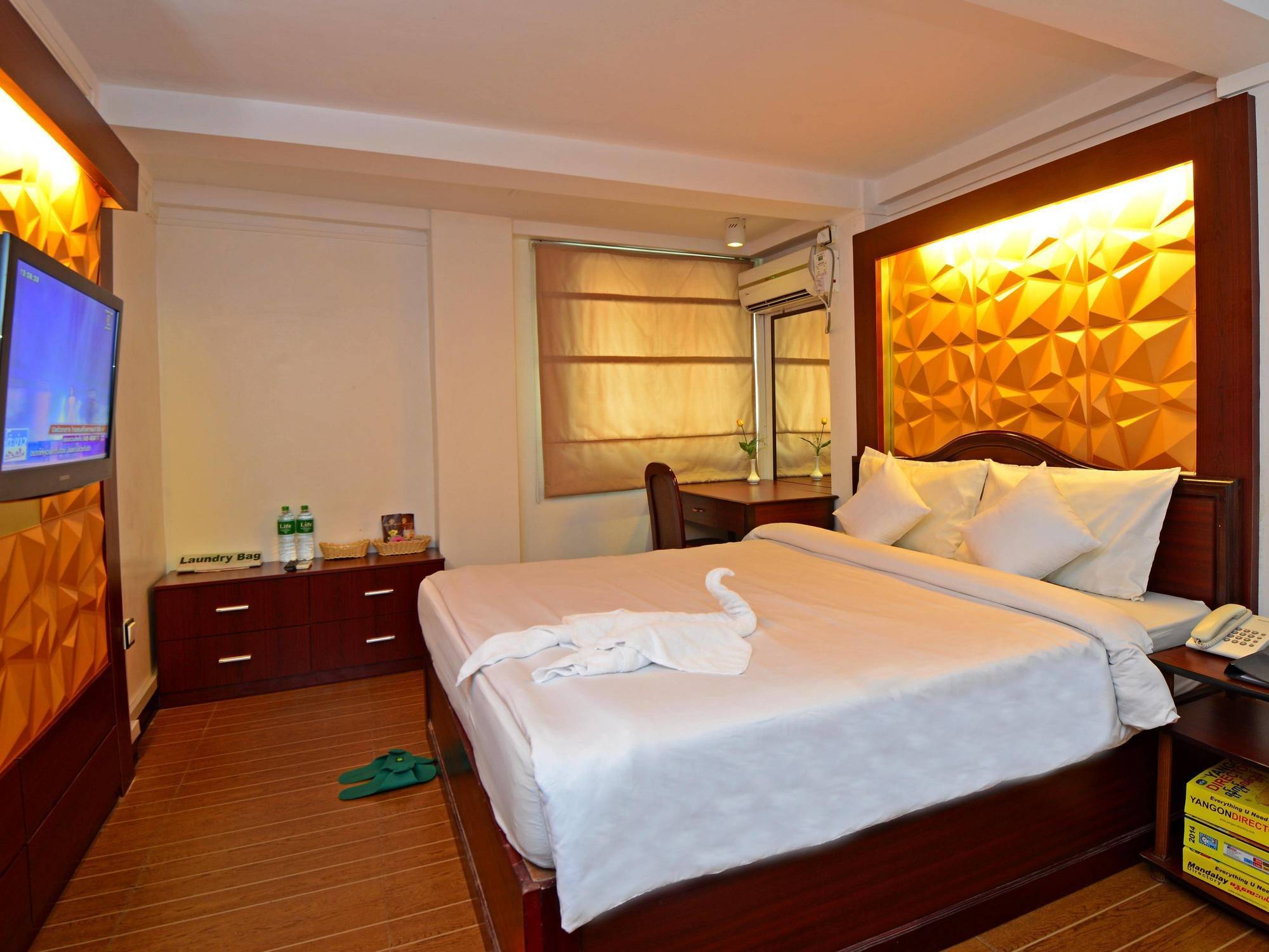 Clover Hotel Yangon Ngoại thất bức ảnh