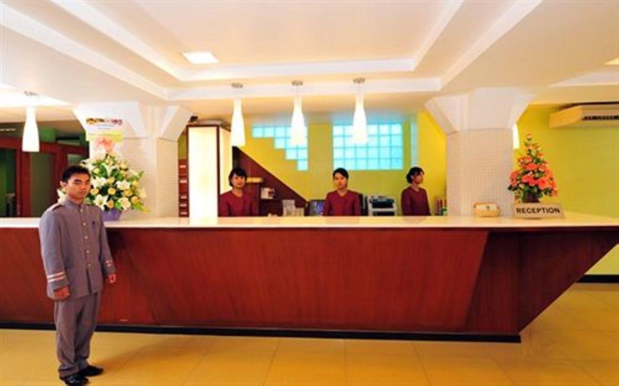 Clover Hotel Yangon Ngoại thất bức ảnh